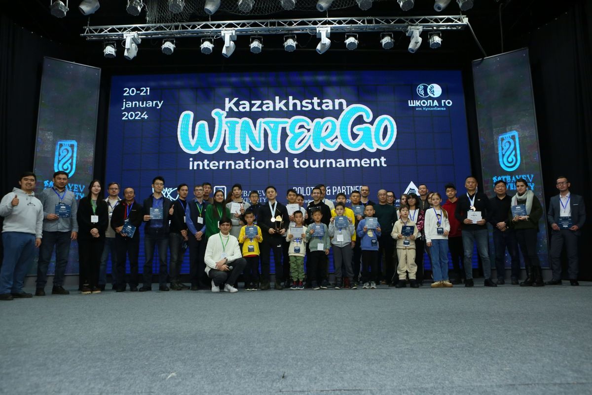 Победители и участники турнира Го 2024 года фотографируются