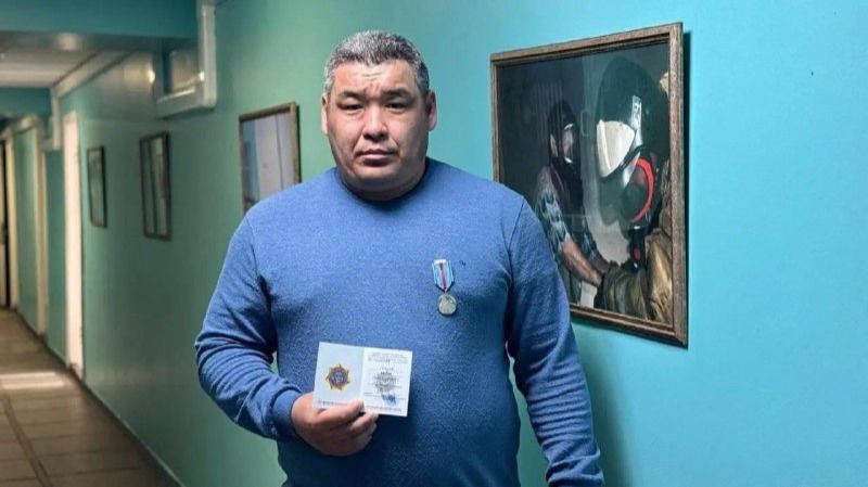 Спас детей из горящего дома: в ВКО учителя наградили за мужество