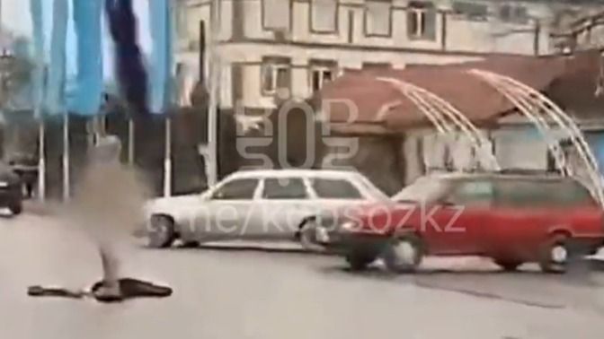 Голый и пьяный мужчина гулял в центре Кордая