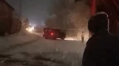 Гололёд парализовал подъём в ущелье Ой-Карагай: машины скатывались назад