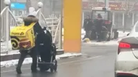 Алматинка с ребёнком пошла работать пешим курьером: видео взорвало Сеть