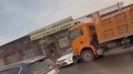 В Алматы самосвал протащил легковушку на несколько метров