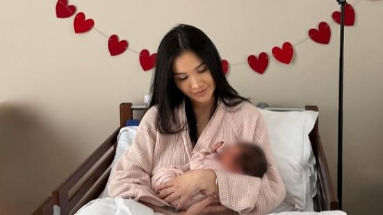 Айжан Байзакова стала мамой в третий раз: артистка родила дочь