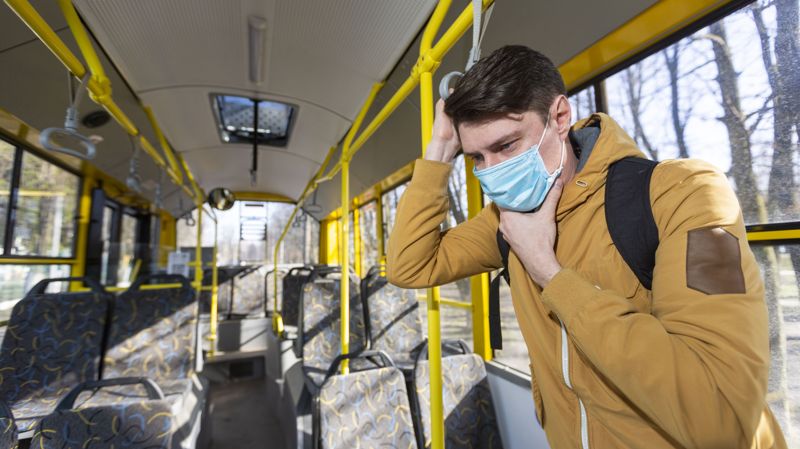 Пассажиры автобуса в Алматы помогли парню во время приступа эпилепсии