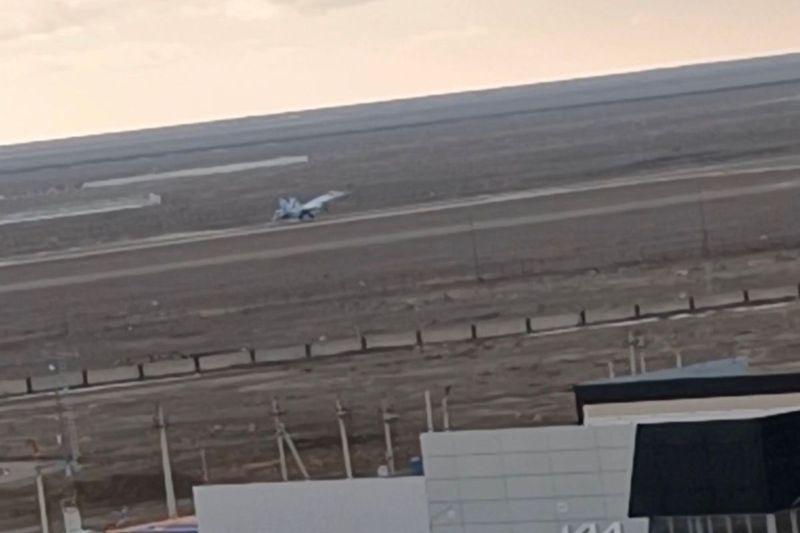 Российский истребитель заметили в небе над Атырау: в Минобороны сделали заявление 
