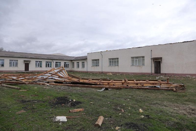 На юге Казахстана объявили ЧС из-за сильного ветра, который сорвал крыши с домов и школ