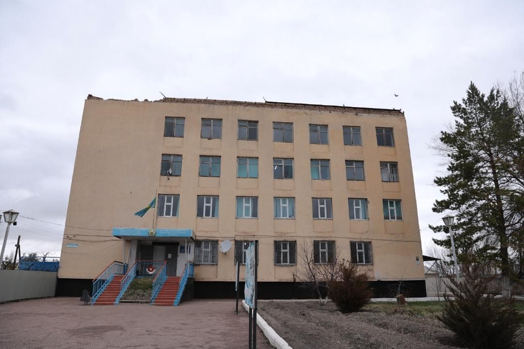 Ветер сорвал крышу с административного здания в Жамбылской области 