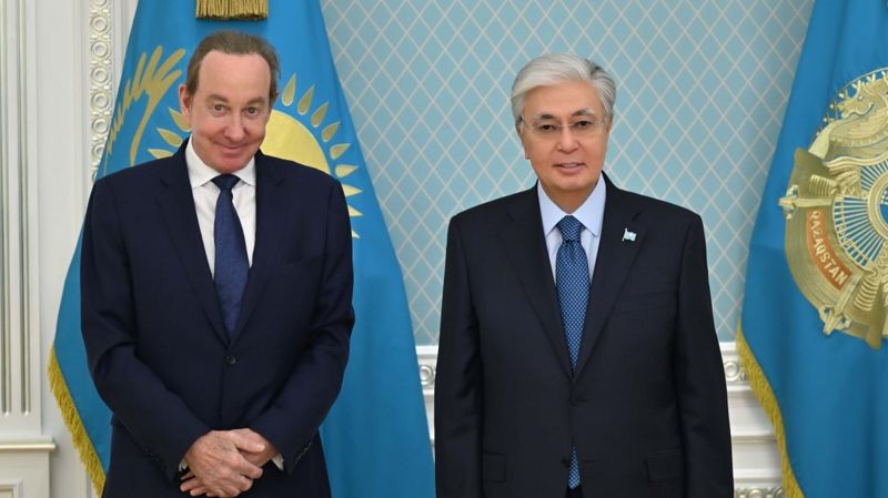 Токаев обсудил с Питером Фостером прямые рейсы в США