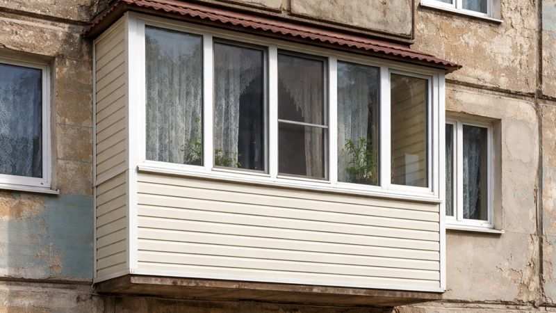 Рабочий погиб во время ремонта балкона в Шымкенте