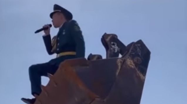 Как Ленин на броневике: парень вернулся из армии на ковше