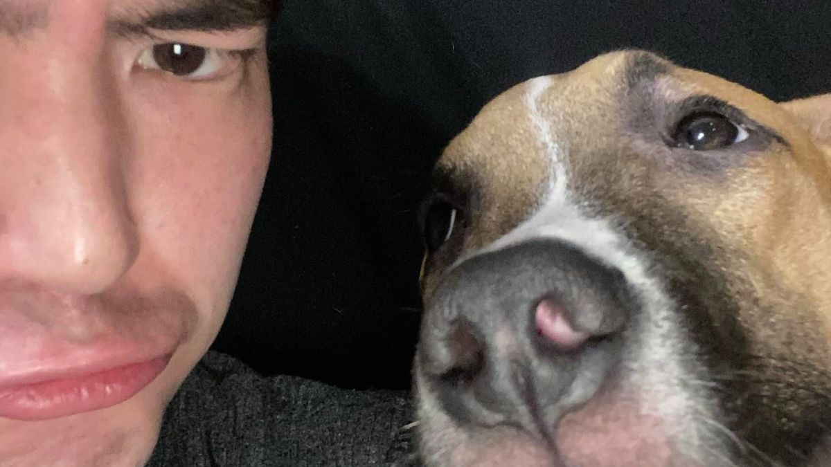 Султан делает селфи рядом со своим псом по кличке Брат &mdash; крупный план лица мужчины и морды собаки