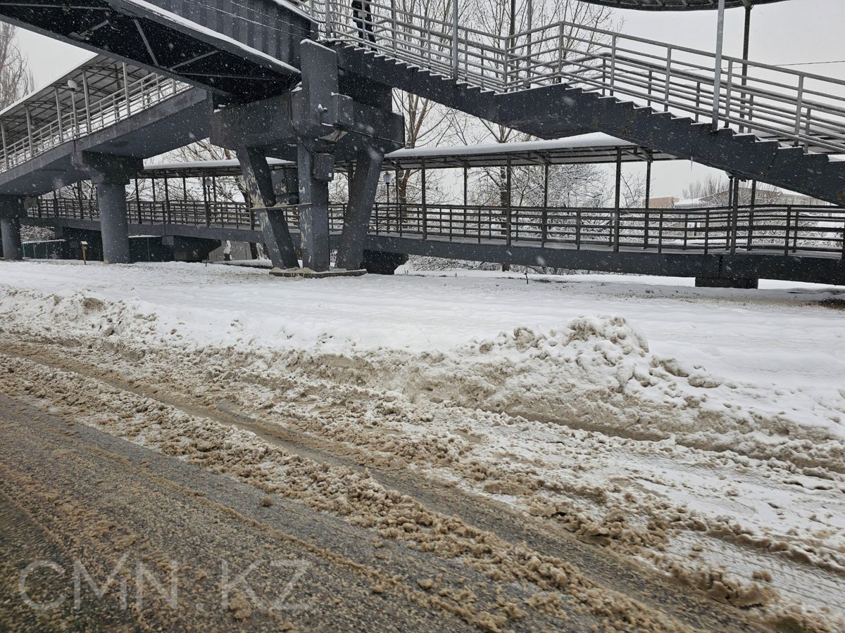 Дорога после снегопада в Алматы