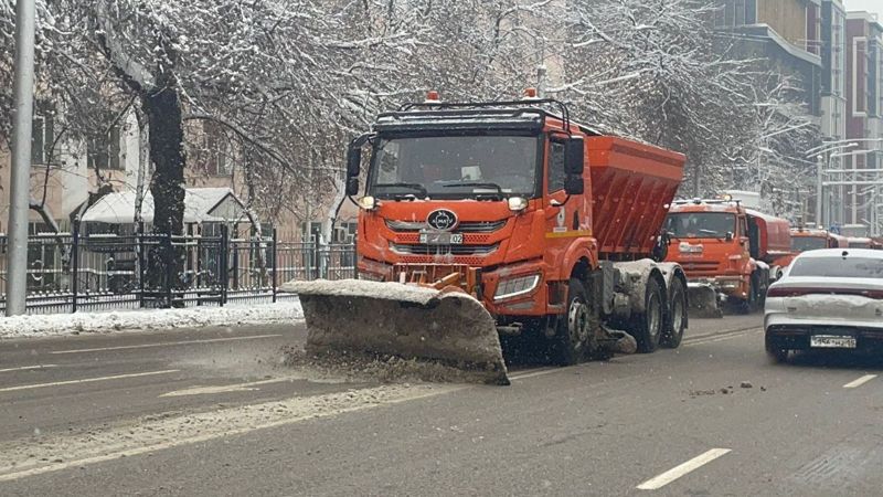 В Алматы продолжают бороться со снегом: улицы чистят в четвертый раз за сутки