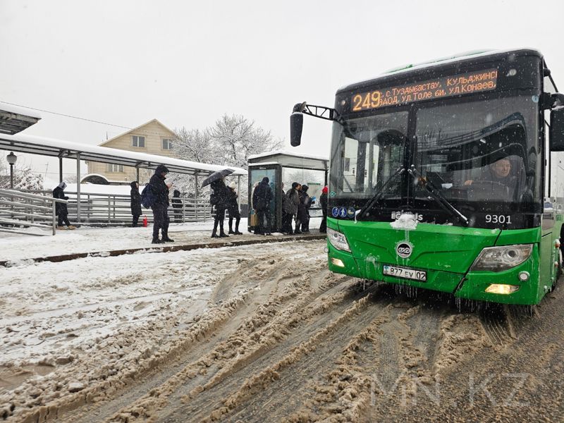 Алматы в снежном плену: выпала месячная норма осадков и город застыл в пробках 