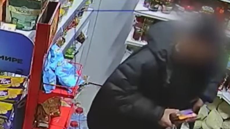 Столичный Вилли Вонка: в Астане мужчина пытался вынести 10 плиток шоколада в штанах