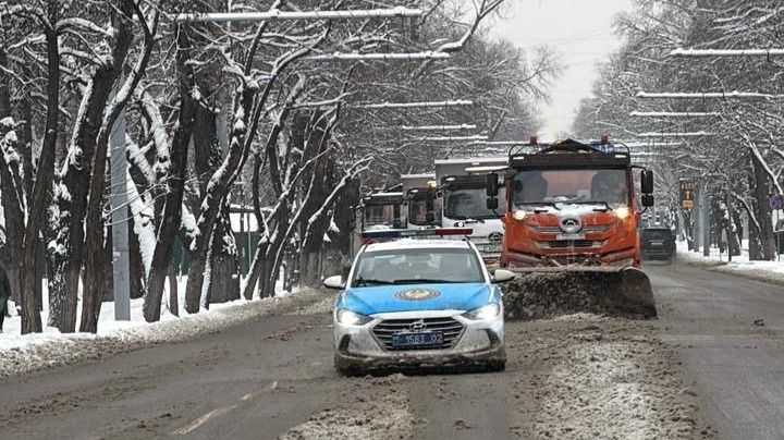 Очистка улиц Алматы от снега