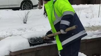 Подростки помогли женщине-коммунальщице расчистить остановку в Алматы