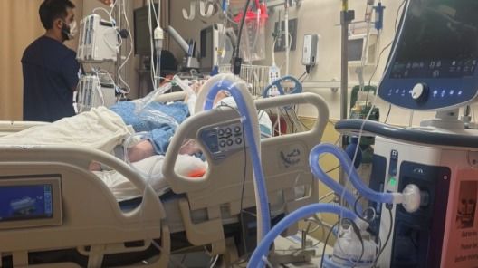 Мужчина попал в реанимацию после заказа напитка из кафе в Алматы