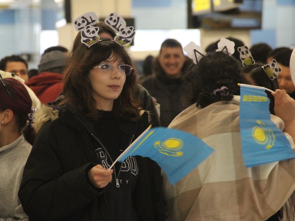 Девушка, панды