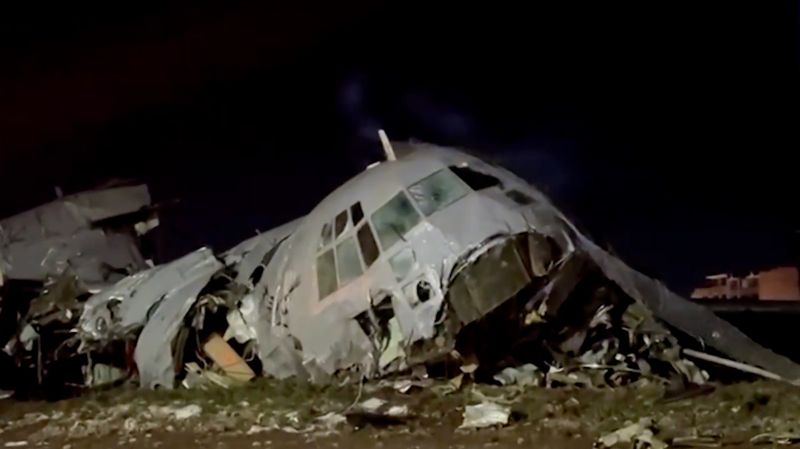 Деньги разлетелись по шоссе: самолет разбился в Боливии, погибли 15 человек