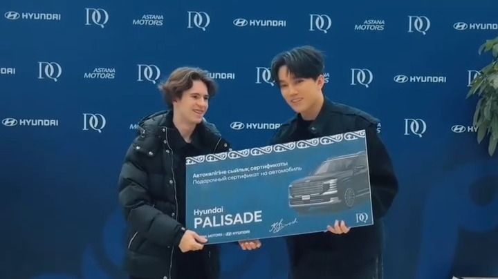 Димаш Кудайберген вручил ключи от новенького Hyundai Михаилу Шайдорову