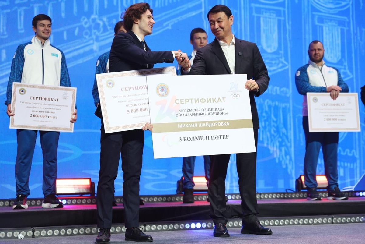 Дархан Сатыбалды вручает сертификат Михаилу Шайдорову