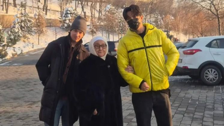 Димаш Кудайберген прогулялся по Алматы с бабушкой и братом