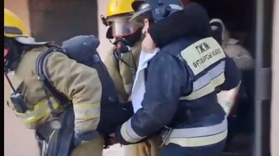 Семь человек спасли при пожаре в многоэтажке в Атырау