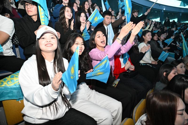 Более 10 тысяч молодых казахстанцев поддержали референдум на масштабном мероприятии в Алматы