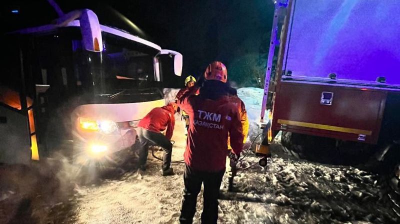 Туристический автобус застрял по дороге на Медеу