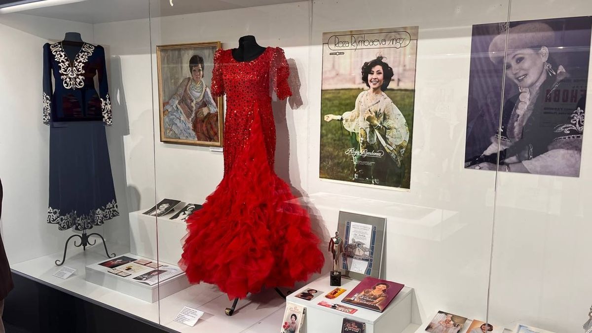 Платья известных казахских певиц выставлено в музее Алматы, в том числе Розы Рымбаевой