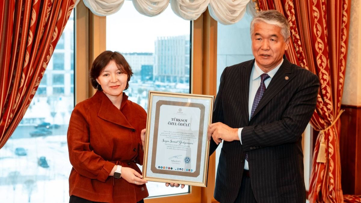 Самал Еслямова и Султан Раев позируют на фото