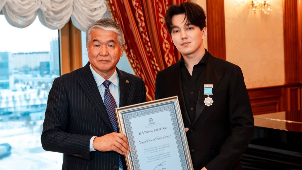 Султан Раев и Димаш Кудайберген позируют на фото