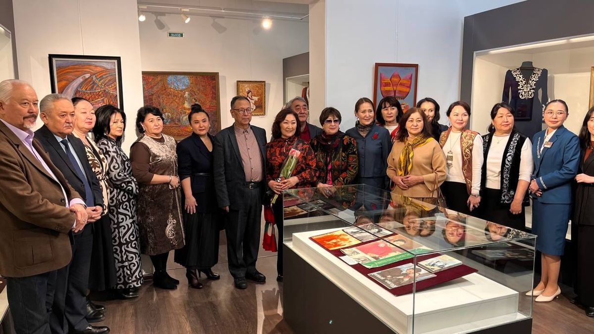 Групповое фото с приглашенными гостями выставки в честь 8 Марта в музее Алматы