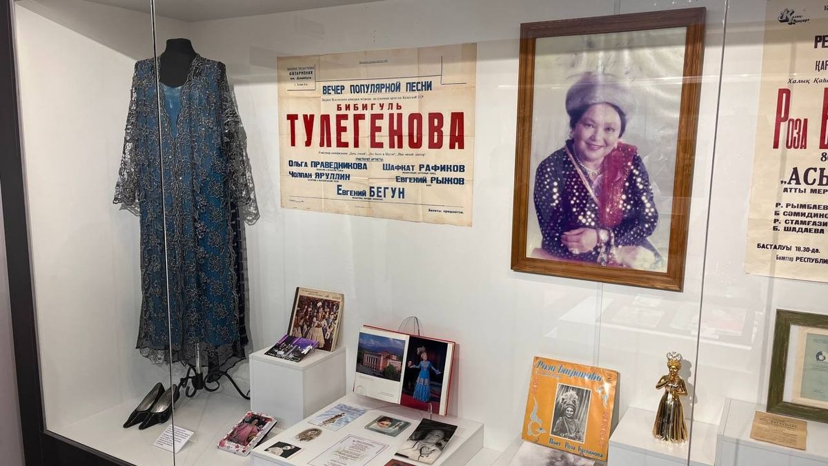 Изящное платье известной казахской певицы Бибигуль Тулегеновой представлено в музее Алматы