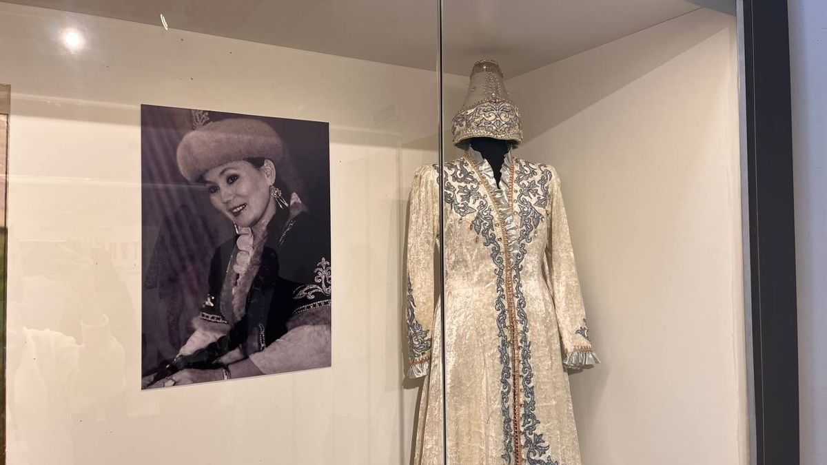 Красивое белое платье известной певицы с орнаментами представлено в музее Алматы