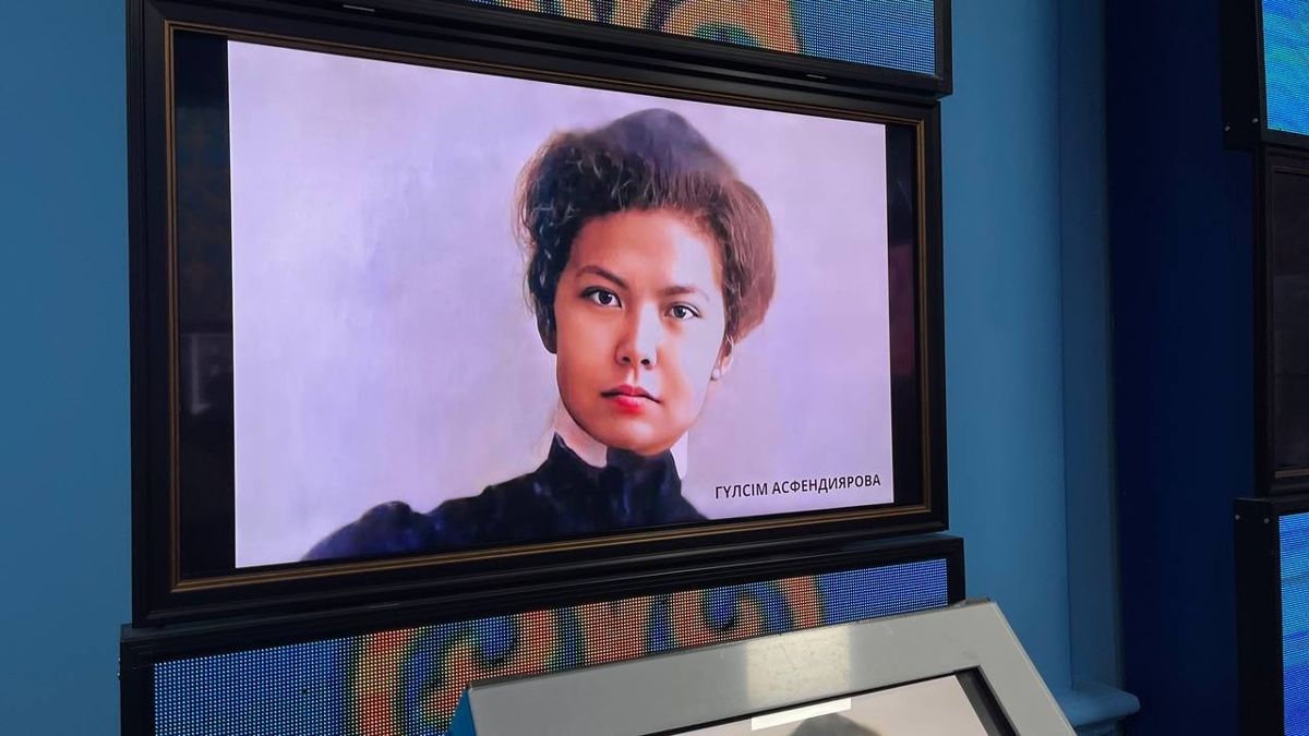 Фотография первой казахской женщины-врача Асфендияровы на слайд-шоу в музее Алматы