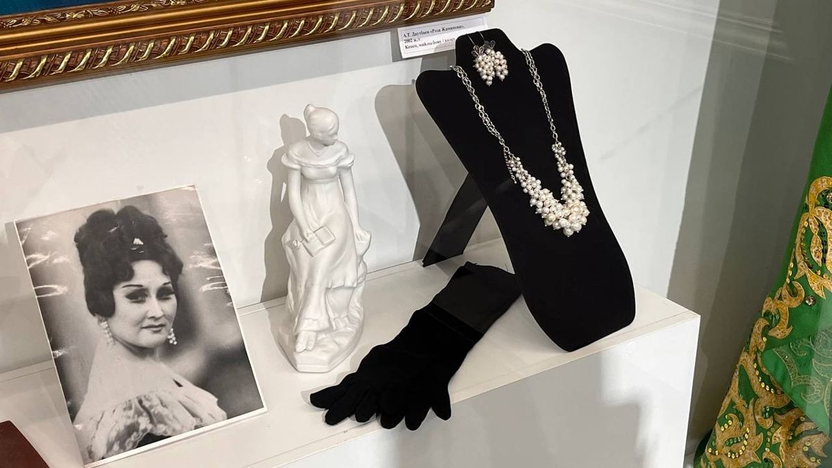 Набор ювелирных украшений известной казахской певицы представлен в музее Алматы