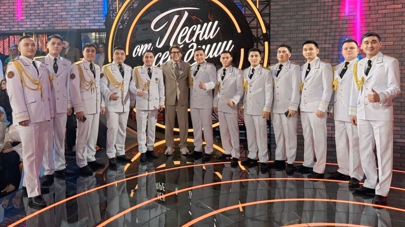 Спели песню и "совершили открытие": хор Нацгвардии Казахстана выступил на передаче "Привет, Андрей"