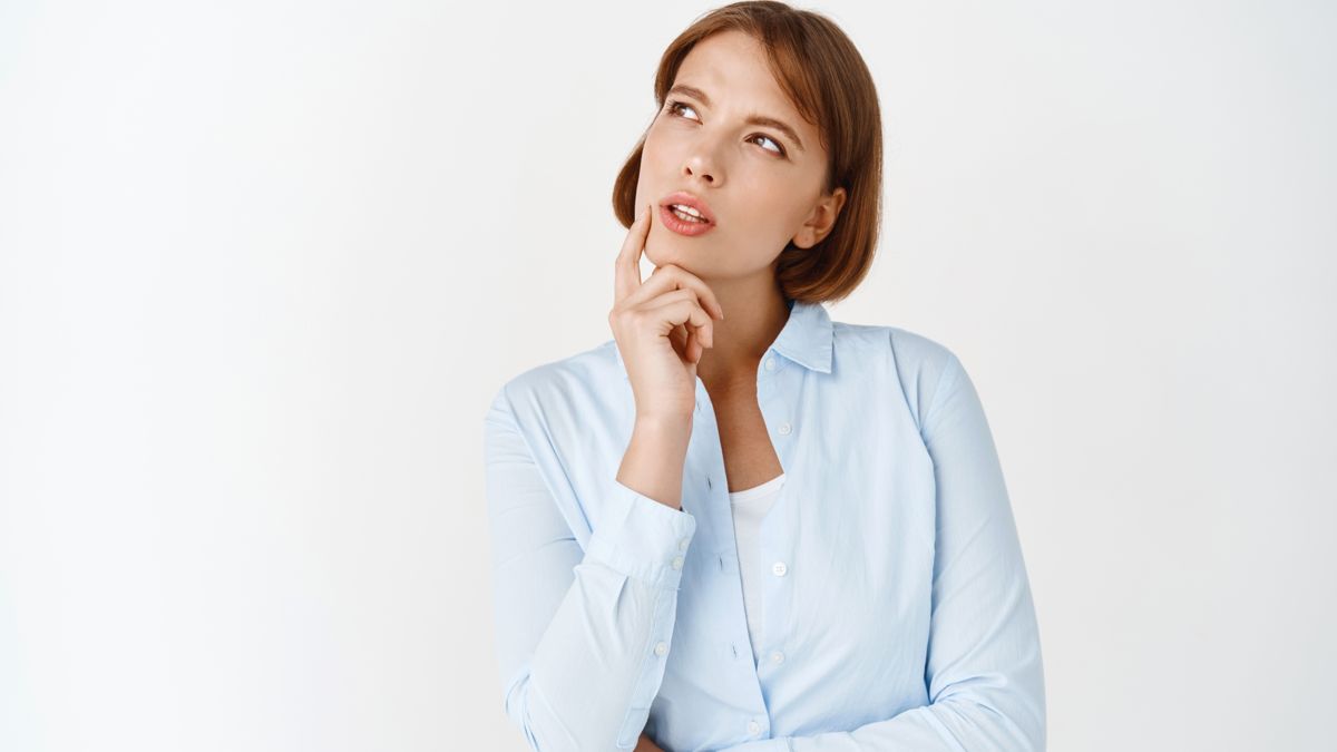 Девушка задумчиво смотрит вдаль