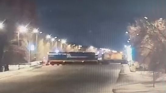 Mercedes попал под поезд в Семее: машину протащило после удара