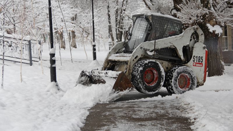 Весна по-алматински: город накрыл сильный снегопад