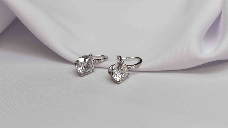 Изъятые у олигархов серьги за 158 млн и элитные часы вновь выставили на торги