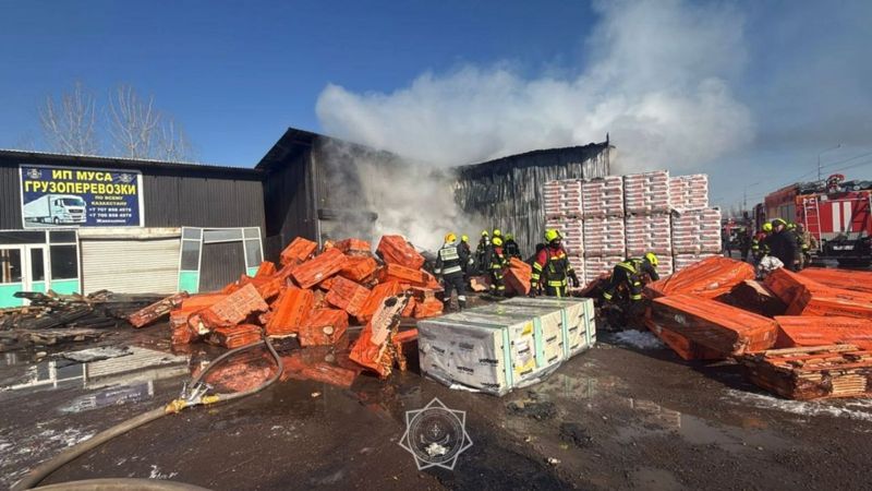 Очередной пожар на барахолке потушили в Алматы