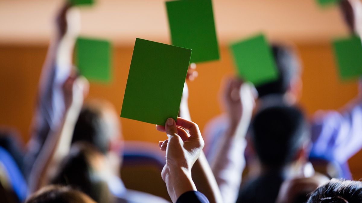 Люди тянут вверх зелёные конверты