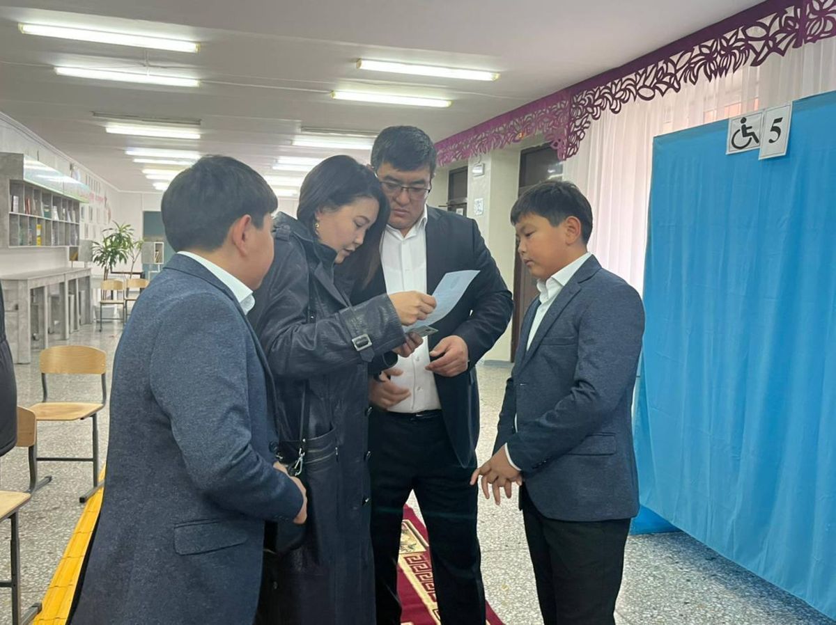 Родители близнецов Касыма и Жомарта из Мангистау проголосовали на референдуме