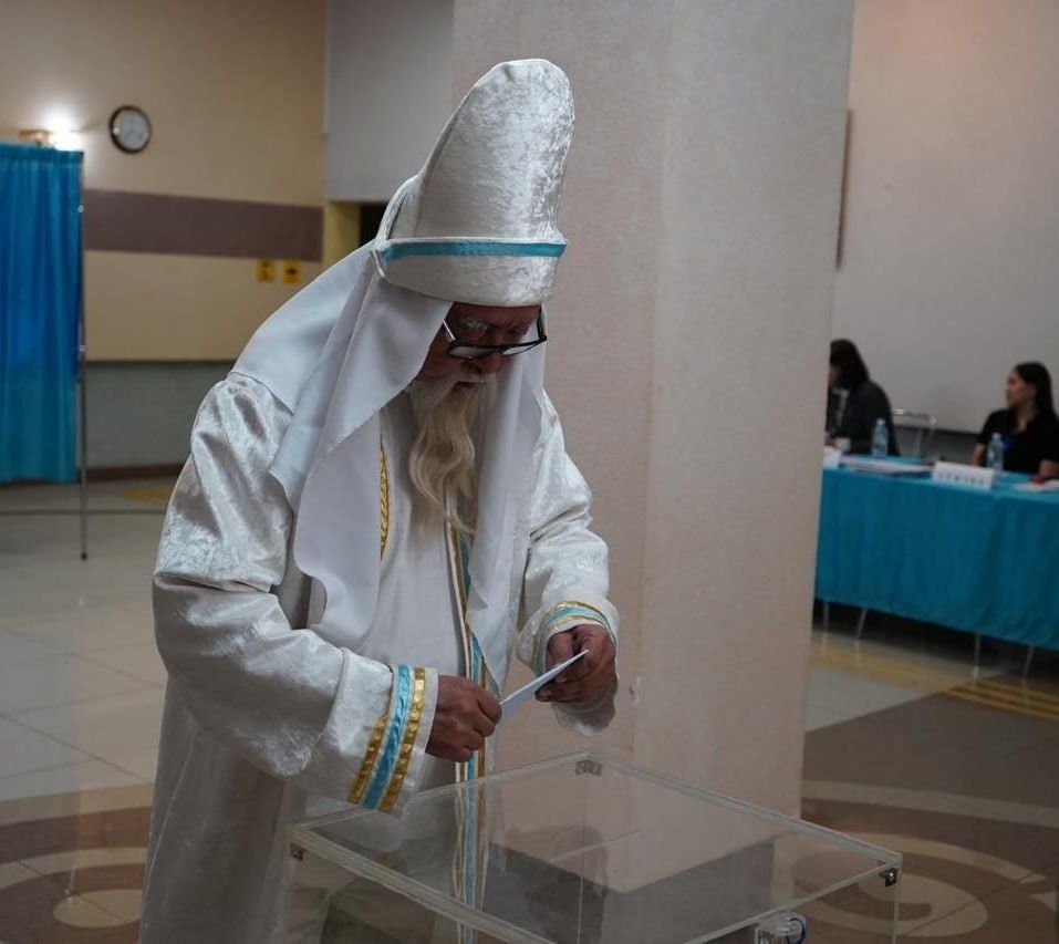 В Костанае проголосовал мужчина в костюме Коркыт ата