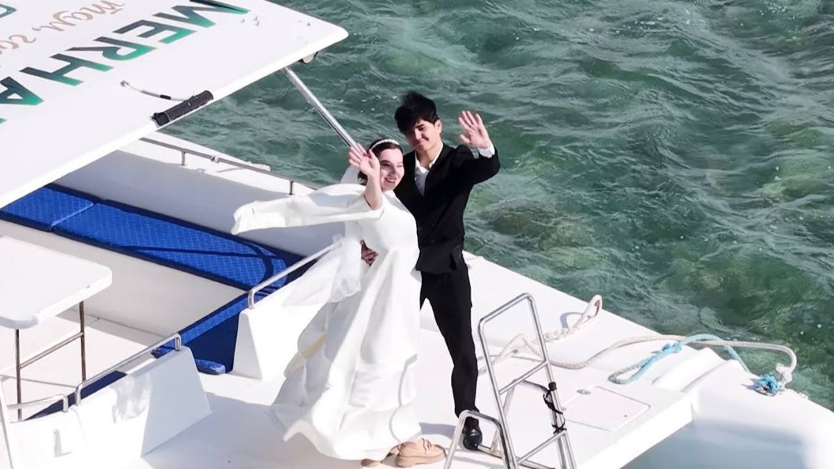 Молодожёны прибыли на голосование на катере