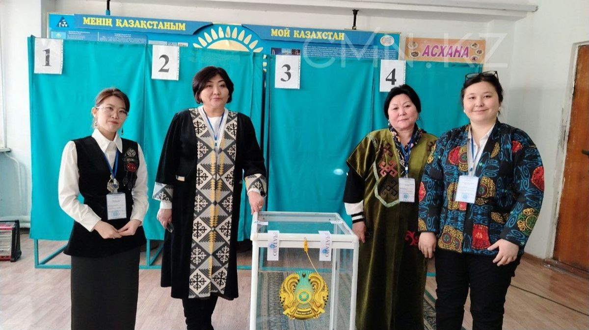 На участке №38 в Алматы члены комиссии пришли в национальных костюмах