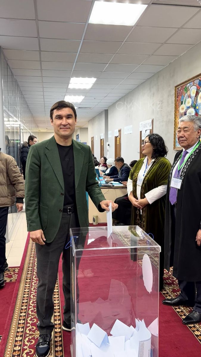 В Астане проголосовал Серик Сапиев
